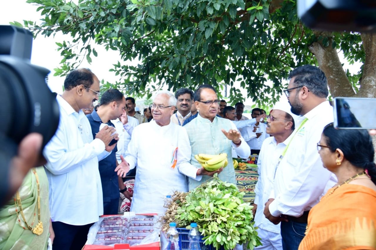 On the sixth day of the Developed Agriculture Sankalp Abhiyan, Union Minister for Agriculture and Farmers Welfare Shivraj Singh Chouhan interacted with farmers at Narayangaon near Pune.
